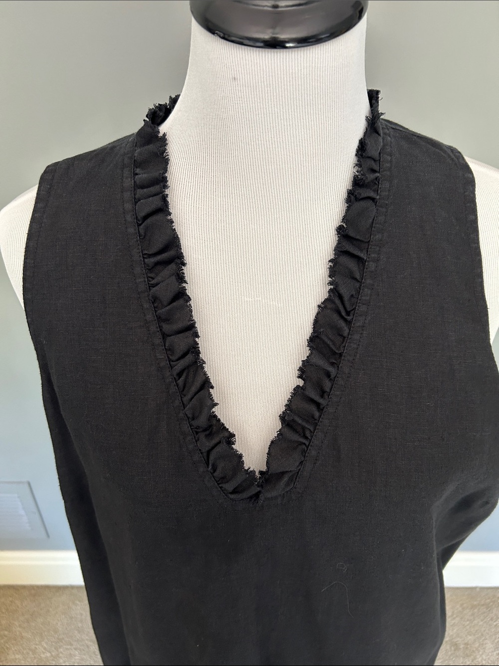 Tommy Bahama Two Palms ruffle V-neck linen dress in black - Picture 2 of 4